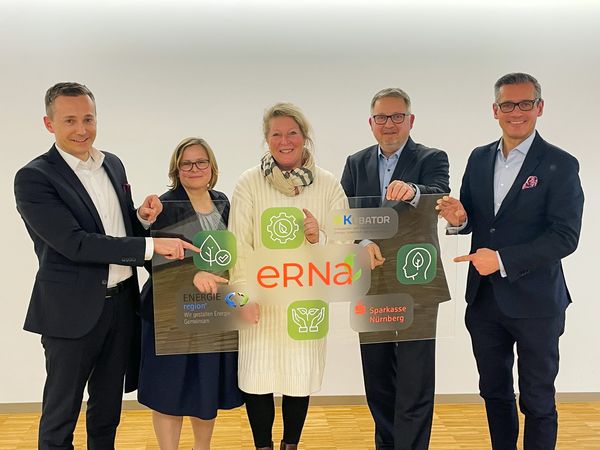 Start von eRNa, Personen auf dem Bild v.l.n.r.: Matthias Wittmann (Vorstandsvorsitzender der Sparkasse Nürnberg), Ines Eichmüller von der ENERGIEregion Nürnberg, Andrea Sieglitz-Hoeppfner vom NKubator, Dr. Jens Hauch, Geschäftsführer der ENERGIEregion Nürnberg und Dr. Michael Fraas, damaliger Wirtschaftsreferent der Stadt Nürnberg