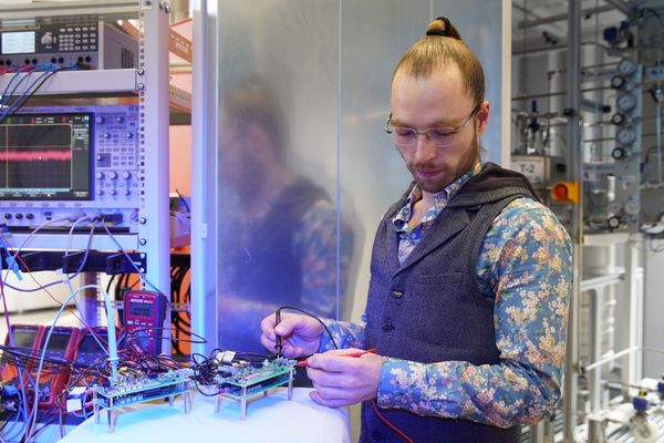 Highly-Efficient, Isolated Multi-MHz GaN-based DC-DC Converters with Active Diode Rectification