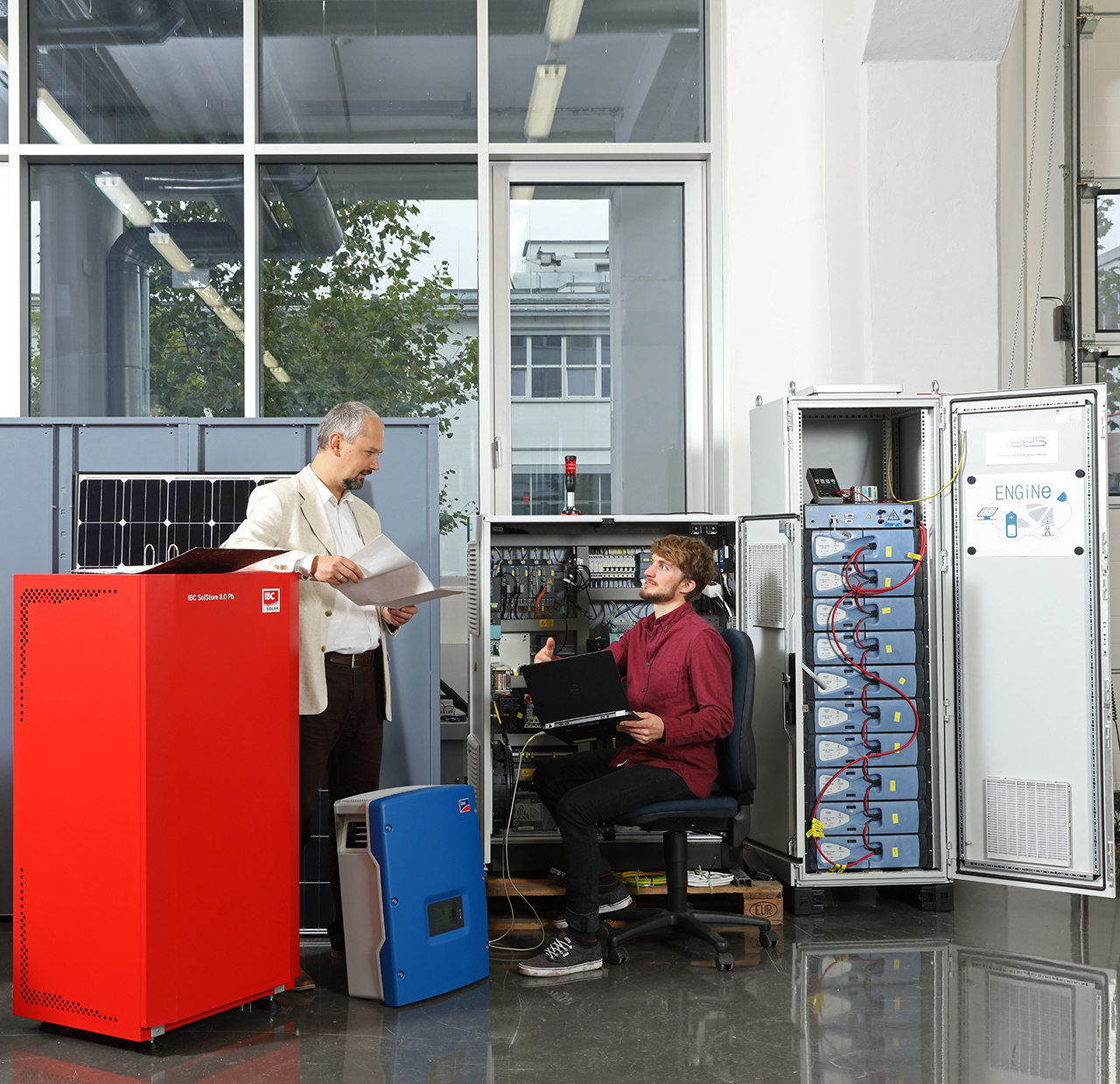 Versuchsanlage hybrides Energiespeichernetz am EnCN Versuchsanlage hybrides Energiespeichernetz am EnCN